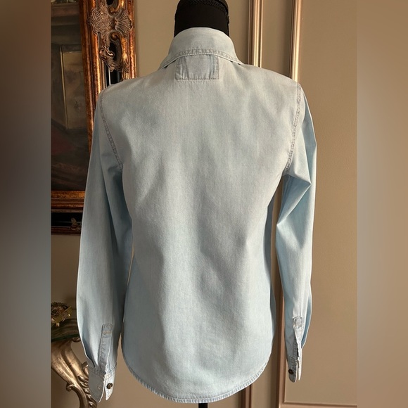 Forever 21 Light Wash Chambray Denim Button-Down Shirt Size Small - Picture 4 of 5
